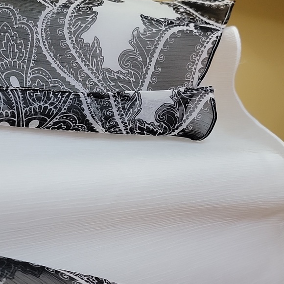 NY&Co Sleeveless top with overlay - Picture 4 of 9